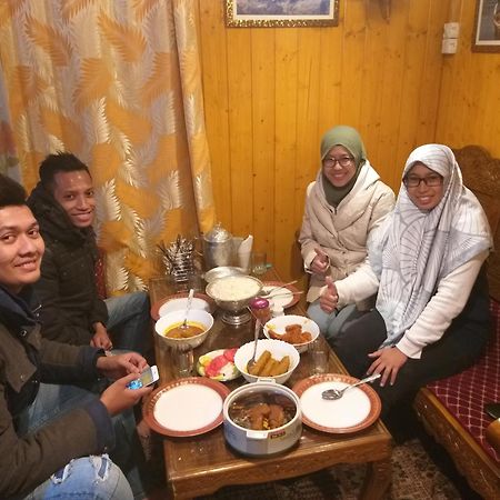 Tashkand Houseboat Srīnagar Exteriér fotografie